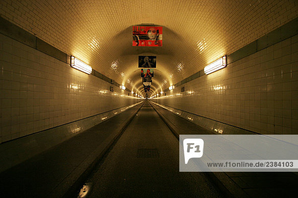 Leuchtröhren beleuchtet an Wand in Tunnel  alten Elbtunnel  Hamburg  Deutschland