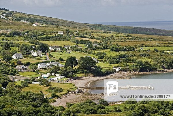Erhöhte Ansicht von Häusern auf dem Hügel  Kells Bay  Ring Of Kerry  Iveragh-Halbinsel  County Kerry  Munster  Irland