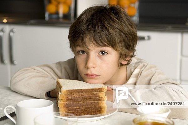 Porträt eines Jungen beim Frühstücken