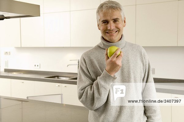 Portrait eines reifen Mannes mit einem Apfel