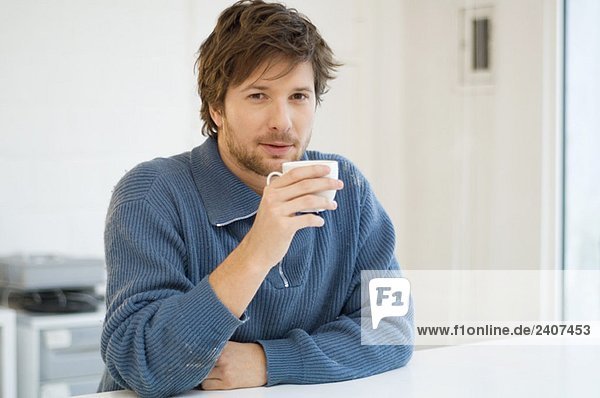 Porträt eines erwachsenen Mannes mit einer Tasse Tee