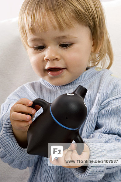 Nahaufnahme eines kleinen Jungen mit einem Babybecher