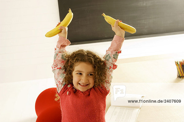 Mädchen mit zwei Bananen