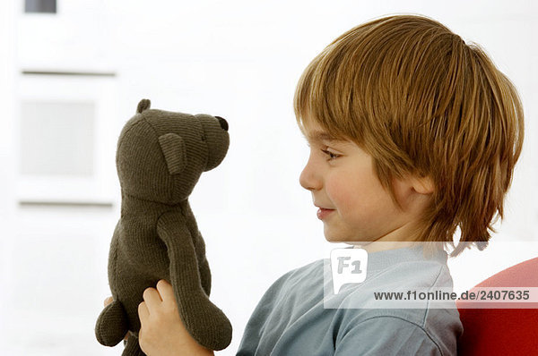 Seitenprofil eines Jungen mit einem Teddybären