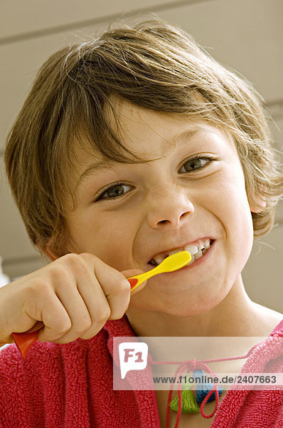 Porträt eines Jungen beim Zähneputzen