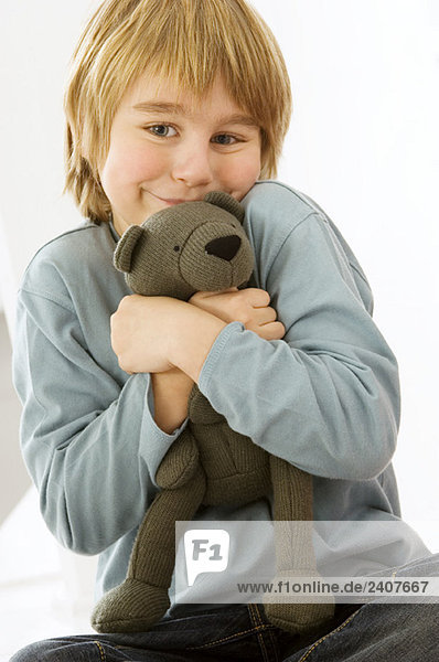 Porträt eines Jungen mit einem Teddybären