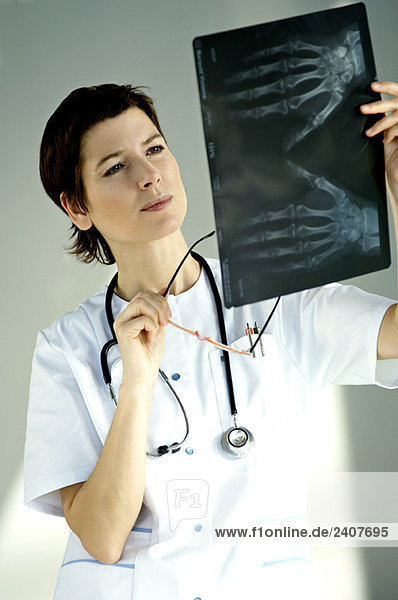 Ärztin bei der Untersuchung eines Röntgenberichtes