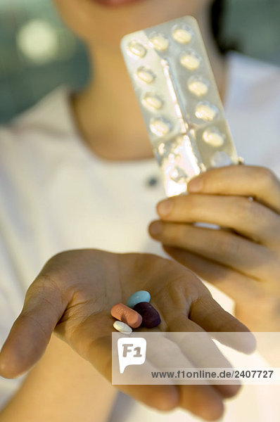Nahaufnahme von Pillen auf der Handfläche eines Arztes