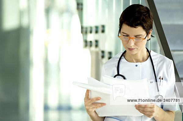 Ärztin beim Lesen von Krankenakten