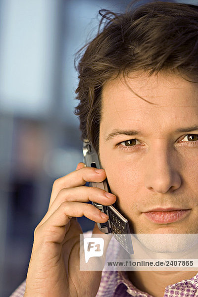 Portrait eines Geschäftsmannes im Gespräch auf dem Handy