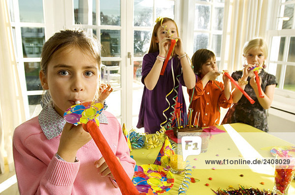 Kinder blasen Hornbläser in einer Party
