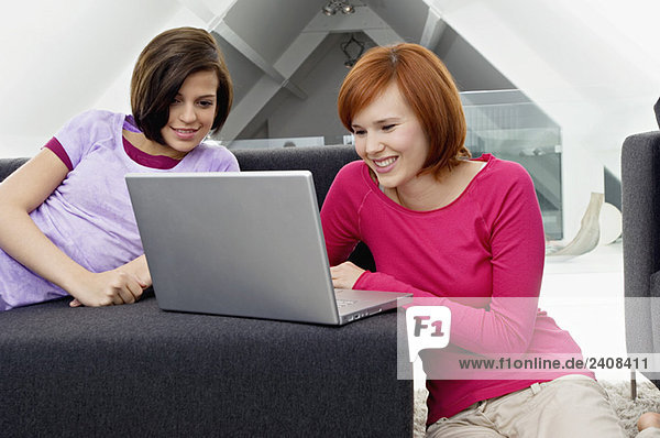 Zwei junge Frauen mit einem Laptop