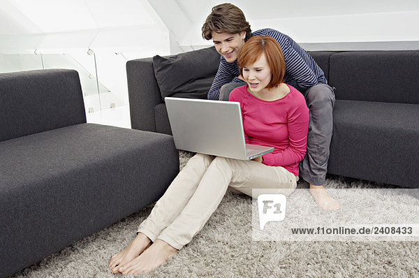 Teenager-Junge und eine junge Frau mit Laptop