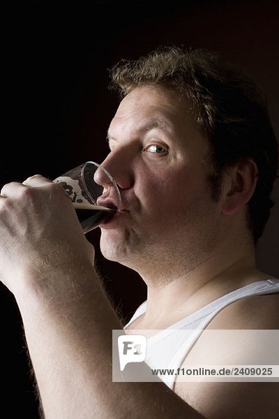 Profilporträt eines stereotypen Engländers beim Trinken eines Pints