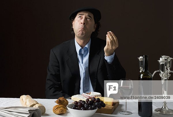 Stereotypischer Franzose mit stereotyper französischer Küche