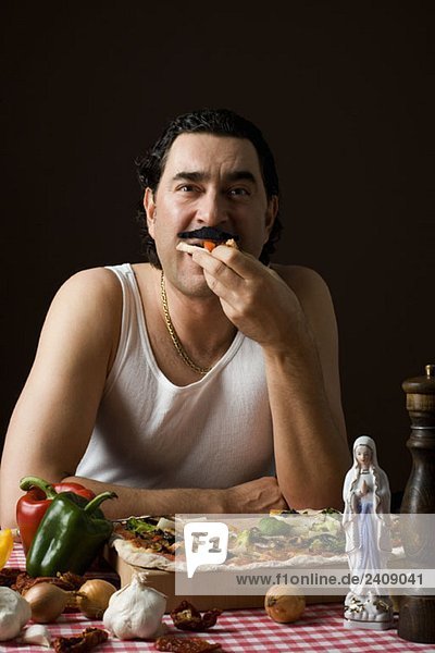Stereotypischer Italiener beim Pizzaessen