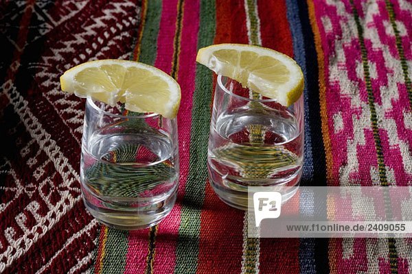 Stereotypisches mexikanisches Kultur-Stillleben  Tequila-Shots