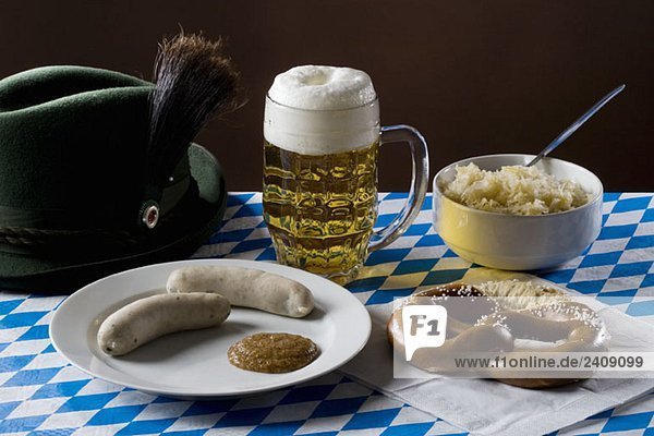 Stilleben von stereotypem deutschem Essen  Bier und Hut