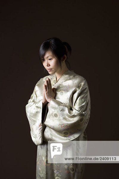 Eine Frau im Kimonobogen