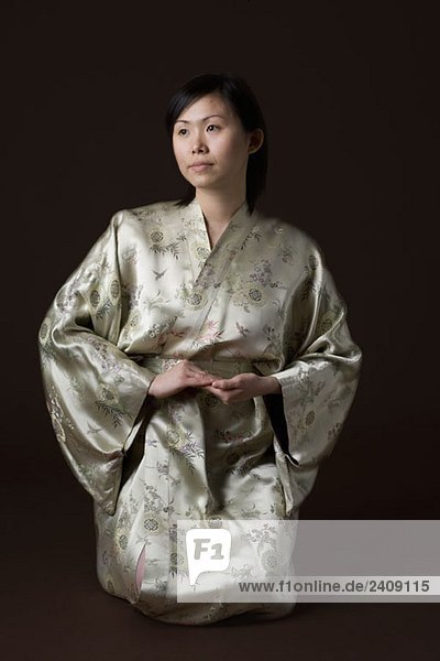 Eine Frau im Kimono kniend