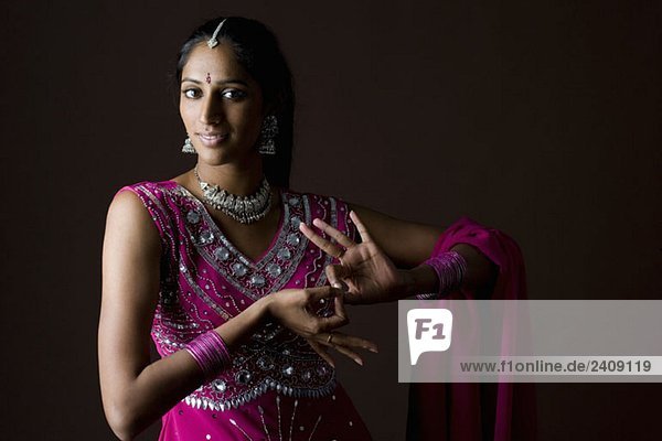 Eine Frau in traditioneller indischer Kleidung.
