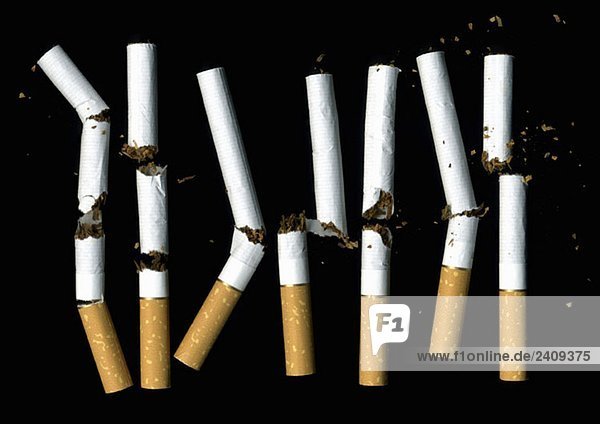Eine Reihe zerbrochener Zigaretten