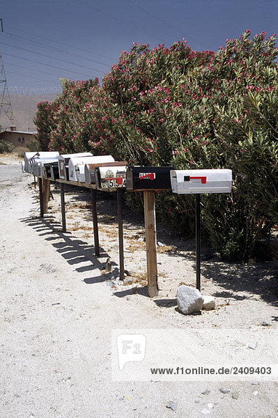 Eine Reihe von Briefkästen auf einer unbefestigten Wüstenstraße  Coachella Valley  Kalifornien  USA