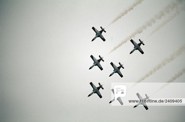 Mittlere Gruppe von Militärflugzeugen  die in Formation fliegen  Österreich