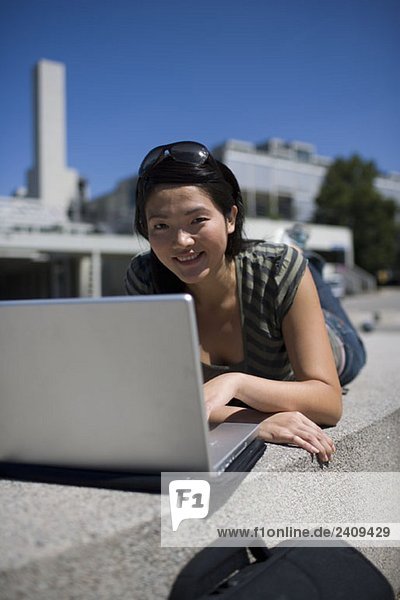 Ein Student der Universität mit einem Laptop