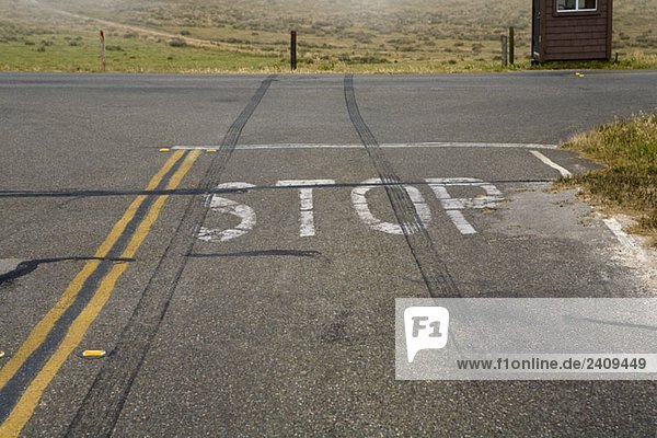 Reifenspuren, die über ein Stoppschild rutschen