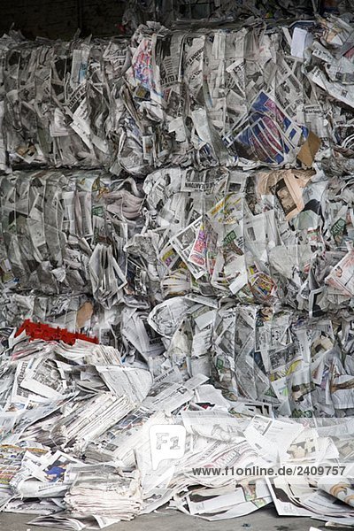 Stapel von alten Zeitungen