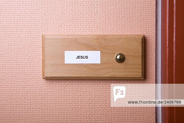 Namensaufkleber'Jesus' neben der Türklingel