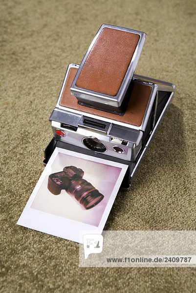 Eine Polaroidkamera mit einem Polaroidbild einer Digitalkamera