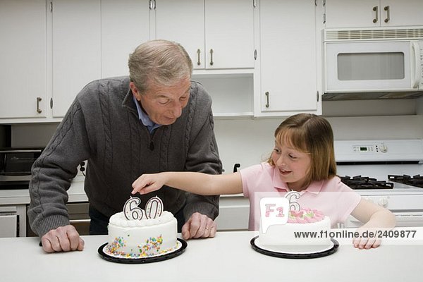 Großvater feiert mit seiner Enkelin Geburtstag
