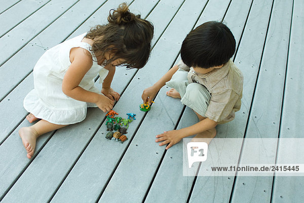 Junge und Mädchen spielen an Deck