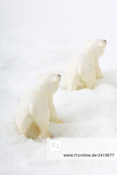 Spielzeug Eisbären im Schnee  Rückansicht