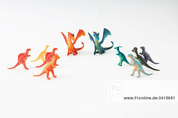 Spielzeugdinosaurier und Drachen nach Farben geordnet  Nahaufnahme