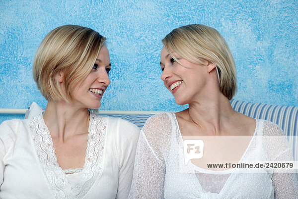 Zwei blonde Frauen  Portrait