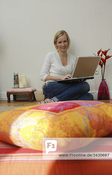 Blonde Frau mit Laptop  Portrait