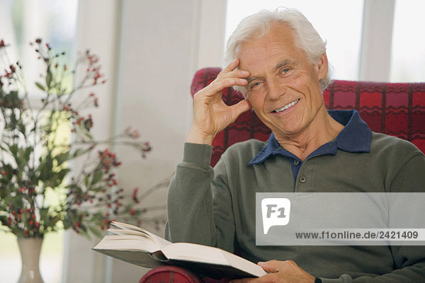 Senior Mann mit Buch  entspannend  Portrait