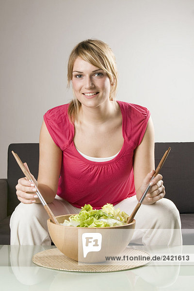 Blonde Frau bereitet Salat zu  Portrait