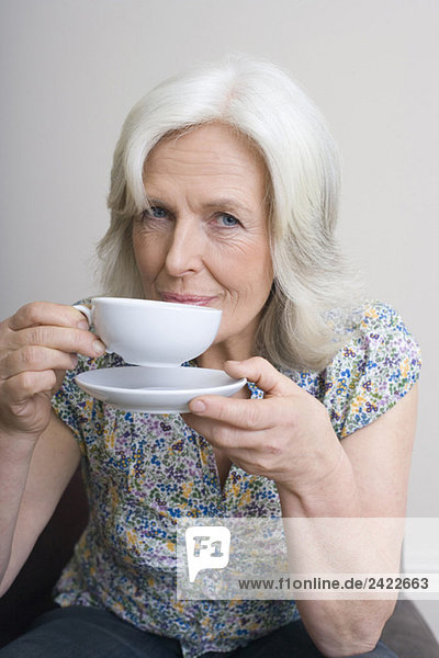 Seniorin beim Kaffeetrinken  Porträt