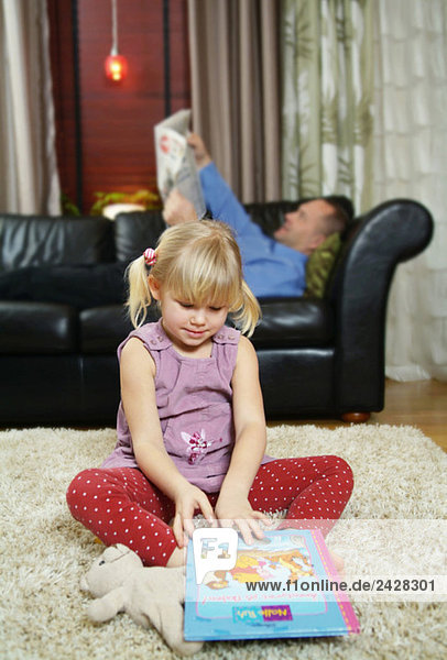 Vater und Tochter beim Lesen