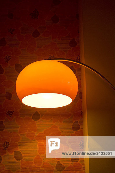 Rote Stehlampe