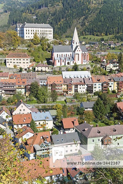 hoch oben Stadt Kirche Ansicht Flachwinkelansicht Winkel Österreich Stadtpfarrkirche