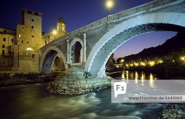 Bogenbrücke über den Fluss in der Nacht  Pons Fabricius  Tibers  Rom  Latium