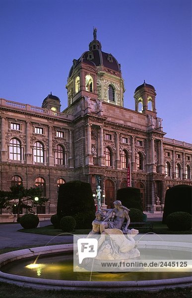 Fountain in front of museum  Naturhistorisches Museum  Vienna  Austria