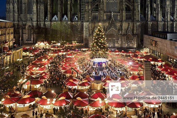 Kölner Dom Messe Weihnachten 2022 Erhöhte Ansicht der Kirche eingerichtet auf Weihnachten, Kölner Dom