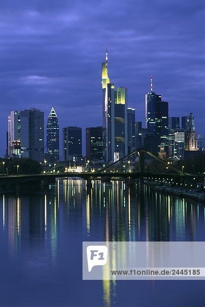 Wolkenkratzer in der Nacht beleuchtet Frankfurt  Hessen  Deutschland