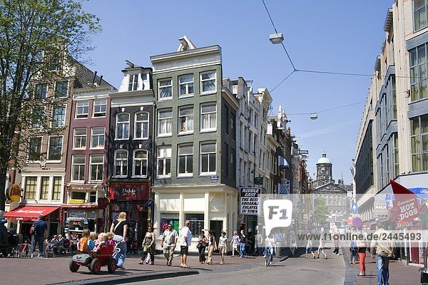 Menschen zu Fuß in Street  Damstraat  Amsterdam  Niederlande